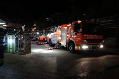 Jugendliche auf einem Parkplatzdach eines Discounters in Sindelfingen